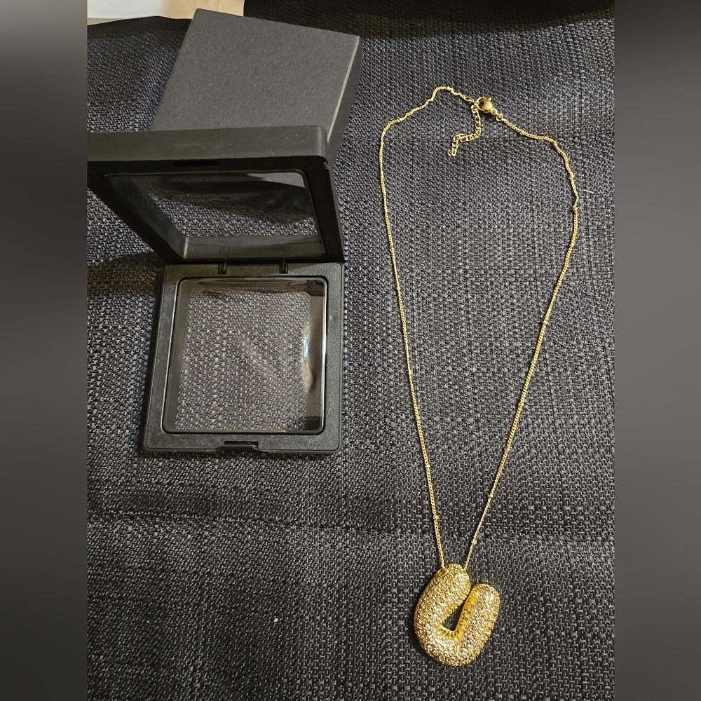 Elegant Gold Necklace with Crystal Accents